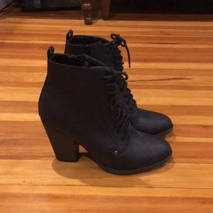 Breckelles Healed Boots// Size: 7